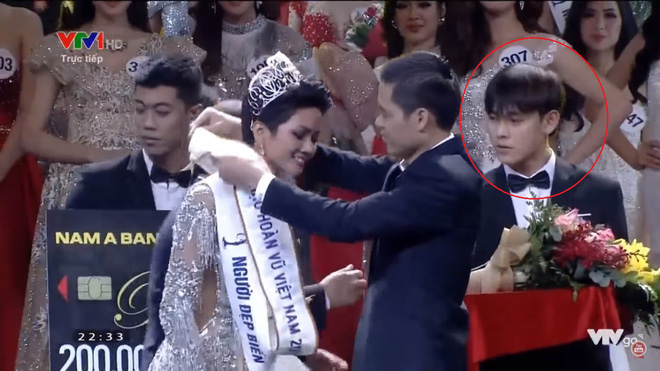Xuất hiện vài giây, trai đẹp khiến dân mạng truy lùng không kém tân Hoa hậu HHen Niê